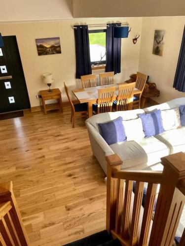- un salon avec un canapé et une table dans l'établissement Scottish Highland house near Fort William, à Corran