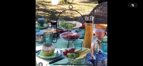 ナウムブルクにあるWohnpension Litzkendorfの食べ物と飲み物の盛り合わせが付いたテーブル