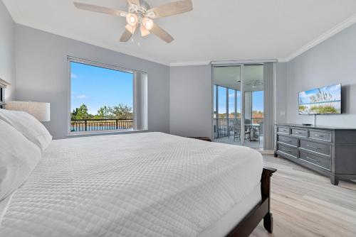 une chambre blanche avec un lit et une grande fenêtre dans l'établissement San Andres Unit A205 at Lost Key Golf & Beach Club, à Pensacola
