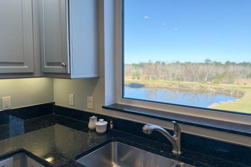 une cuisine avec un évier et une fenêtre dans l'établissement San Andres Unit A205 at Lost Key Golf & Beach Club, à Pensacola
