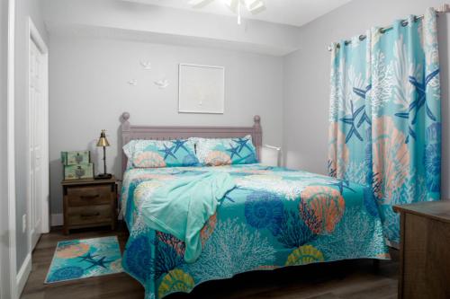 1 dormitorio con 1 cama con edredón azul en Turtle Tales at Majestic en Panama City Beach
