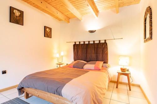 een slaapkamer met een groot bed in een kamer bij Le Domaine de Kerampape, gîte accessible, vignoble en Finistère sud in Pouldergat