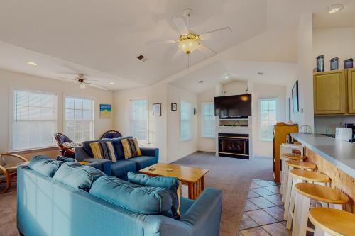 Una cocina o zona de cocina en Breakwater Beach