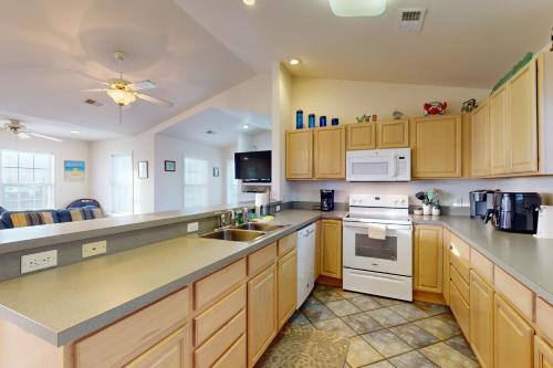 Una cocina o zona de cocina en Breakwater Beach