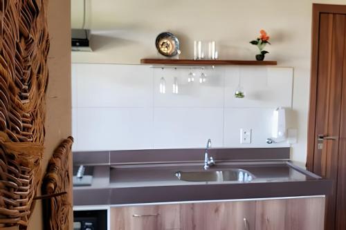 uma cozinha com um lavatório e um balcão em Canto do Paraíso - Aluguel para Temporada em Alto Paraíso de Goiás