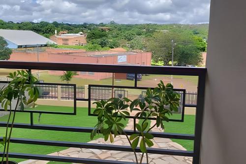 a view from a window of a school yard at Apartamento no centro, parceria no vale da Lua, Cachoeira dos Cristais e academia - reserve agora! in Alto Paraíso de Goiás