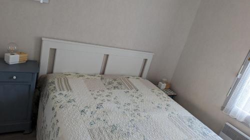 une chambre avec un lit, une commode et une fenêtre dans l'établissement Le Pouliguen - T1 bis - 5mn à pied de la plage - linge non fourni, au Pouliguen