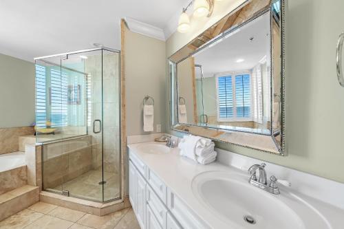 ein Badezimmer mit Badewanne, Dusche und Waschbecken in der Unterkunft Beach Colony Tower 14A in Pensacola