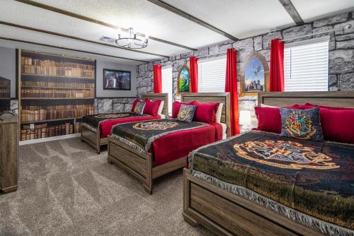 1 Schlafzimmer mit 2 Betten und einer Steinmauer in der Unterkunft Luxury Lake View 9-Bedroom Villa @Storey Lake Resort in Kissimmee