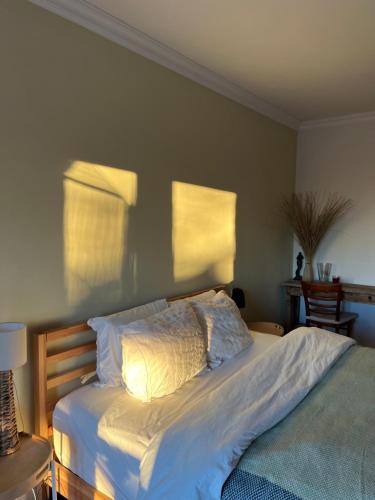 Un dormitorio con una cama con sábanas blancas. en Wellness guesthouse Casa é Connosco, en Alvaiázere