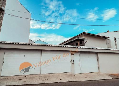 um edifício com uma pintura ao lado dele em Arraial do Cabo Village Pôr Do Sol em Arraial do Cabo