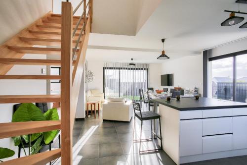 une cuisine et un salon avec un escalier dans une maison dans l'établissement Écrin de modernité à Saint-Alban, à Saint-Alban