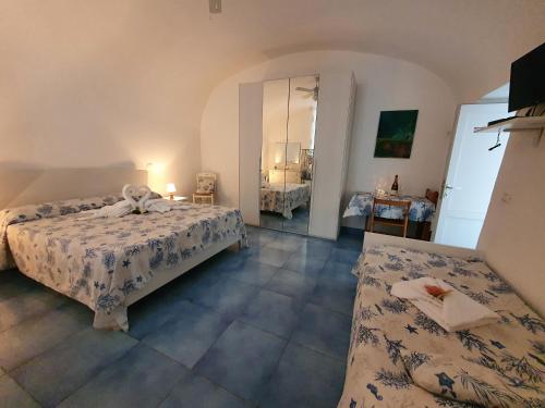 Schlafzimmer mit einem Bett und einem Spiegel in der Unterkunft Casa Acqua Marina Ponza in Ponza