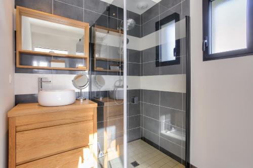 une salle de bain avec un lavabo et une douche en verre dans l'établissement Écrin de modernité à Saint-Alban, à Saint-Alban