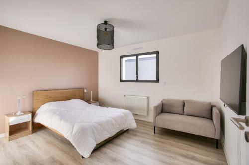 une chambre blanche avec un lit et une chaise dans l'établissement Écrin de modernité à Saint-Alban, à Saint-Alban