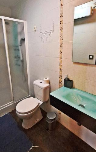 a bathroom with a toilet and a sink and a tub at Casa Monte Toran in Bamiro
