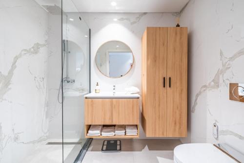 een badkamer met een wastafel en een spiegel bij SkyView Penthouse Apartment by MHM in Funchal