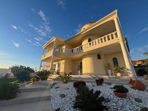 a large white house with a lot of plants at Casa Amar in Loulé