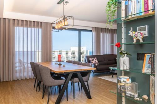 SkyView Penthouse Apartment by LovelyStay