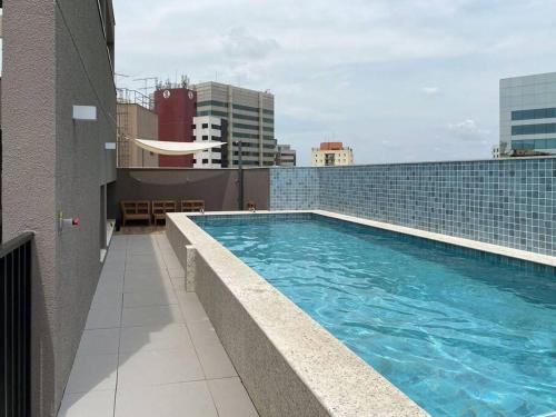 a swimming pool on the roof of a building at Apt. inteiro recém-reformado - Jabaquara in São Paulo