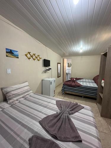 - une chambre avec deux lits et un plafond dans l'établissement Estação Noronha Hostel, à Fernando de Noronha