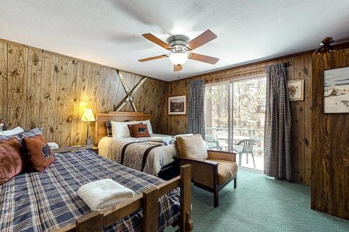 een slaapkamer met 2 bedden en een plafondventilator bij The Bee Bears Cabin in Big Bear Lake