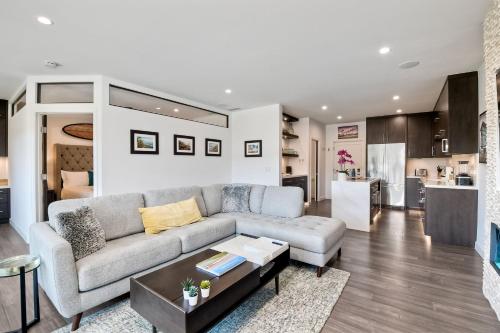 uma sala de estar com um sofá e uma mesa em La Costa Luxury Condo - Fully Remodeled em Encinitas