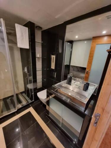 ein Badezimmer mit Waschbecken und Toilette in der Unterkunft House of Zoo in Lissabon