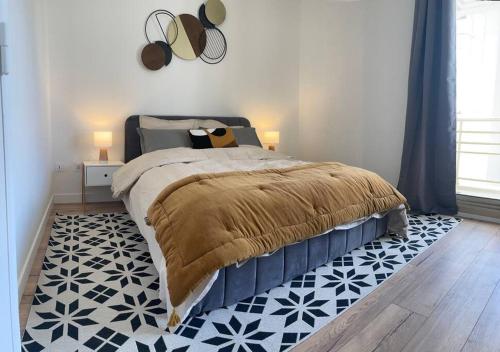 - une chambre avec un lit doté d'un tapis noir et blanc dans l'établissement Le Monochrome - Aux portes de Paris - 327B, à Levallois-Perret