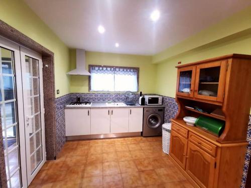 cocina con fregadero y lavadora en Nina23 - garagem gratuita en Aveiro