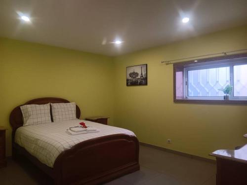 1 dormitorio con cama y ventana en Nina23 - garagem gratuita en Aveiro