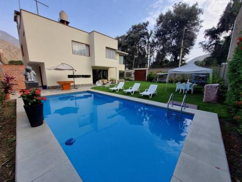 una piscina frente a una casa en Casa de campo Gretta, !Precios flexibles!, en Cieneguilla