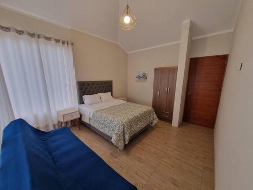 Habitación pequeña con cama y ventana en Casa de campo Gretta, !Precios flexibles!, en Cieneguilla