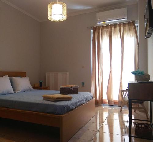 1 dormitorio con cama y ventana grande en Stelia Apartment, en Ayiá