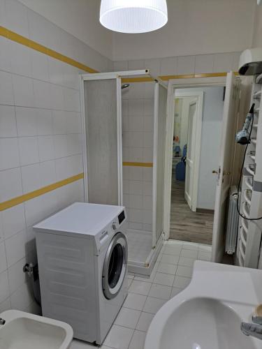 La salle de bains est pourvue d'un lave-linge et de toilettes. dans l'établissement Welcome home, à Terni