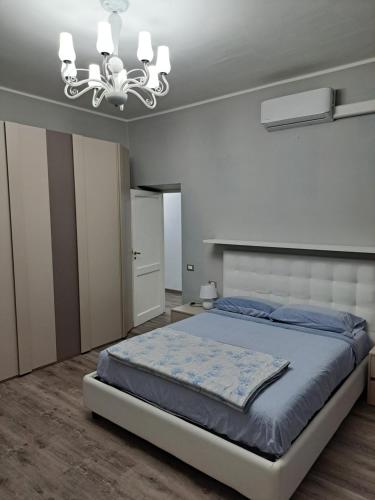 - une chambre avec un lit et un lustre dans l'établissement Welcome home, à Terni