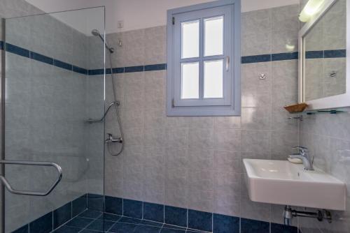 Koupelna v ubytování Aeolis Hotel