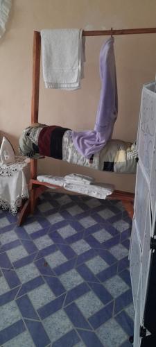 Pokój z 2 łóżkami piętrowymi w pokoju w obiekcie Lk home w mieście Nanyuki