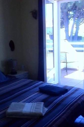 萊斯卡拉的住宿－casa esparreguera，一间卧室设有一张床和一个滑动玻璃门