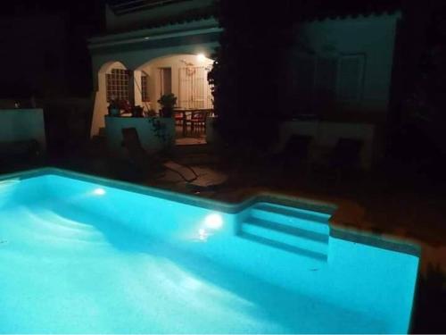 萊斯卡拉的住宿－casa esparreguera，黑夜房里的一个大型游泳池