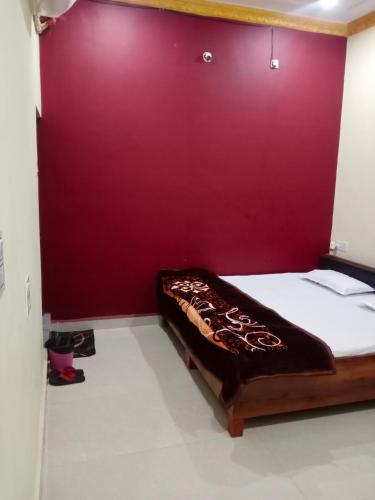 Un pat sau paturi într-o cameră la Gajanan guest house