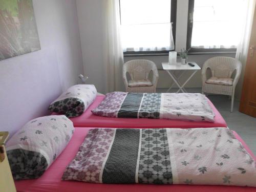 Een bed of bedden in een kamer bij Pension Sonnenschein