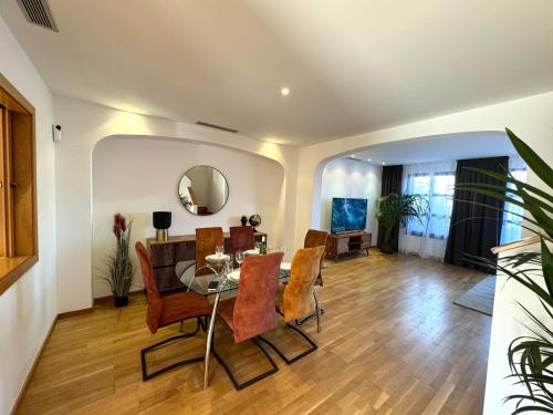 聖米格爾德阿沃納的住宿－San Blas Golf del Sur Residence，用餐室以及带桌椅的起居室。