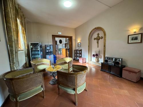 a living room with chairs and a table in a room at Monastero SS. Annunziata in Todi