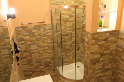 W łazience znajduje się prysznic ze szklanymi drzwiami. w obiekcie Kojie Guest House w mieście Moalboal