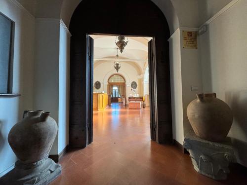 a hallway with two vases on display in a room at Monastero SS. Annunziata in Todi