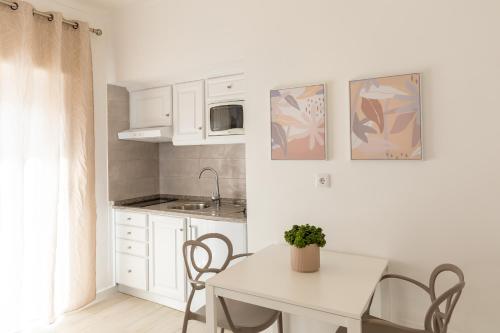 Η κουζίνα ή μικρή κουζίνα στο Faro Guest Apartments