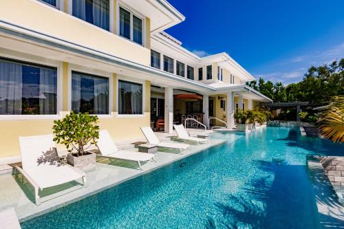 Bazén v ubytování Luxury Villa-60 ft Pool-Jacuzzi-Endless Amenities- nebo v jeho okolí