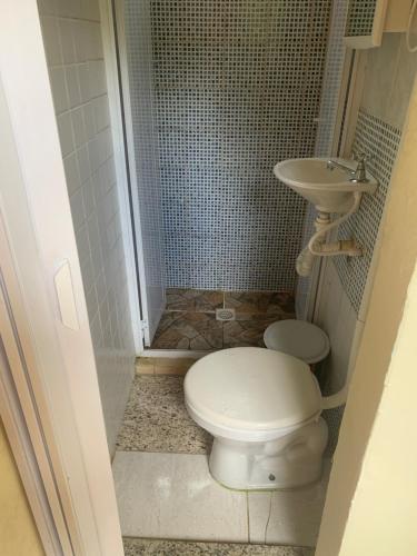 a bathroom with a toilet and a sink at Aldeia Gaia Chalés in Teresópolis