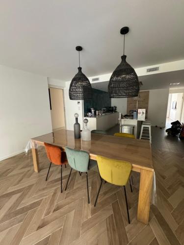 Photo de la galerie de l'établissement Superbe appartement avec deux suites parentales au cœur de Marseille avec parking, à Marseille